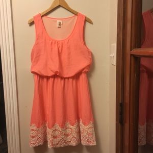 🐝 Francesca’s brand pink dress with lace